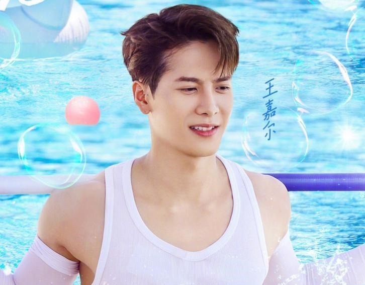 《奔跑吧》新一期海报,全员统一穿白色衣服,唯独两个人例外!