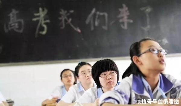 女儿被清华录取,母亲将录取通知书晒到同学群,随后被班长踢出群