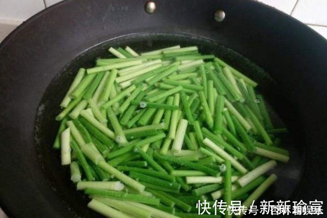 焯水|炒蒜苔，“最忌”直接下锅！教你正确做法，又香又脆还入味，好吃