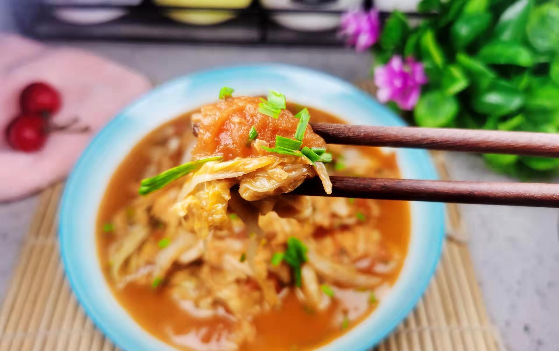 立冬后,西红柿和白菜结合,酸甜可口,省时又营养,不会吃可惜了