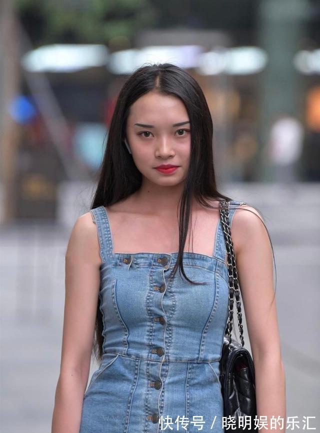 穿搭|青春靓丽的吊带牛仔裤，款式新颖穿搭舒适，显瘦又显高