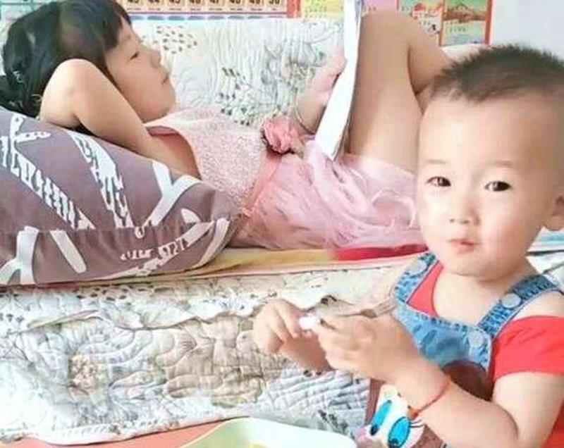 爸爸妈妈|“二郎腿姐姐”走红,网友开玩笑:弟弟原是少爷命却成了“仆人”