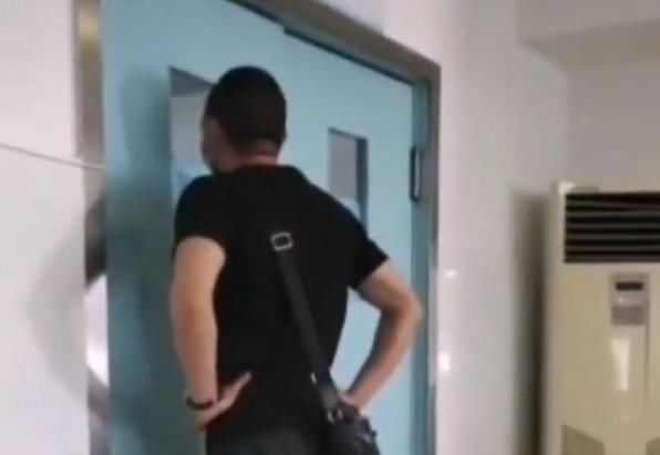 爸爸|22岁准妈妈生孩子,产房外却来了4个爸爸,网友眼泪都快哭干了