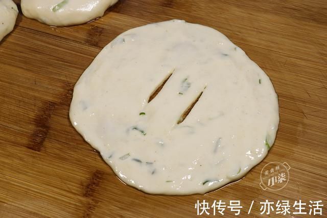 葱油饼|葱油饼的正确做法，不揉面不擀面，蓬松不油腻，比油条简单还好吃