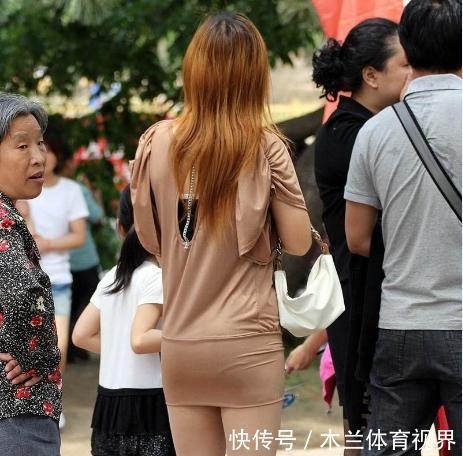 孩子|妈妈穿“短裙”去参加家长会,孩子却黑脸了:妈妈,下次别这么穿