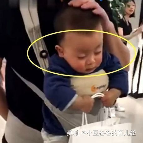 妈妈|宝宝帮妈妈拎袋子,困得快要睡着了也没松开,相当有责任感啊