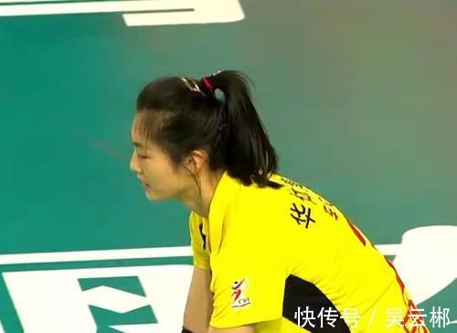 辽宁女排|辽宁女排3-0胜山东队，队员疯狂庆祝，赵勇差点被球砸中反而笑了