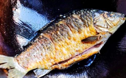 错误|煎鱼时,很多人常犯3个错误,难怪粘锅破皮,快来学会正确方法