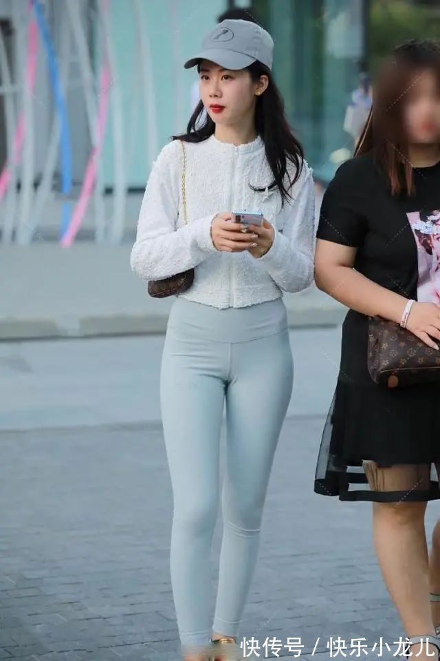 裤型 出门穿搭选择修身的裤型，简单清爽，美出高级感
