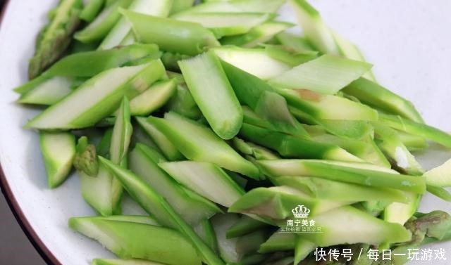 这蔬菜9块钱一斤,比猪肉还贵,但吃了对身体好,所以再贵也要吃!