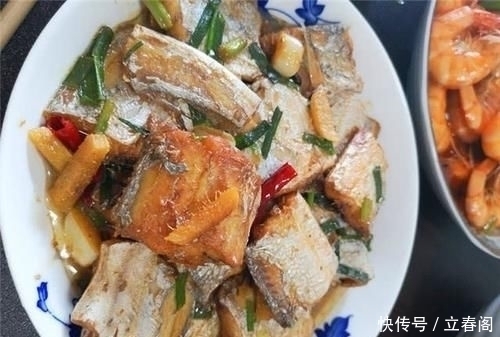 陪男友坐十小时火车回家,准婆婆半夜下厨,一桌菜让我宾至如归