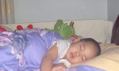 半夜醒来|宝妈半夜醒来发现女儿不在了，开灯后父女俩睡觉的姿势让妈妈目瞪口呆