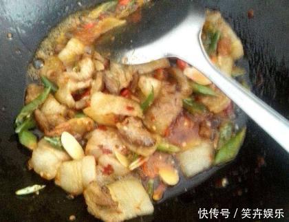 做辣椒炒肉时，先炒辣椒还是猪肉？顺序弄错了，难怪肉不香也不嫩