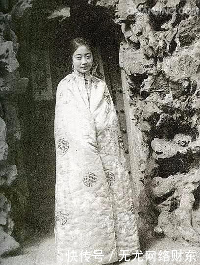 皇后|“末代皇后”婉容老照片,图一是她的英语老师,图四神似韩国雪梨