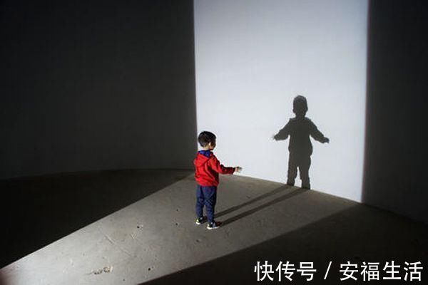 父母|智商高的孩子,小时候常有5种“有趣”的表现,占2条父母就偷着乐吧