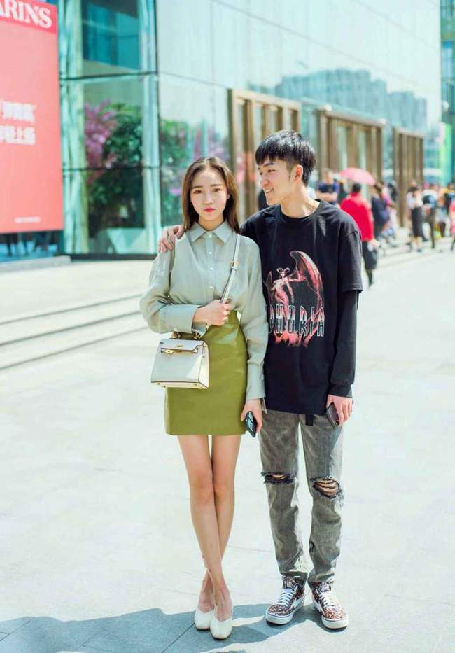 上衣 黑色上衣配包臀裙的女神,腿型完美漂亮迷人,不失性感韵味