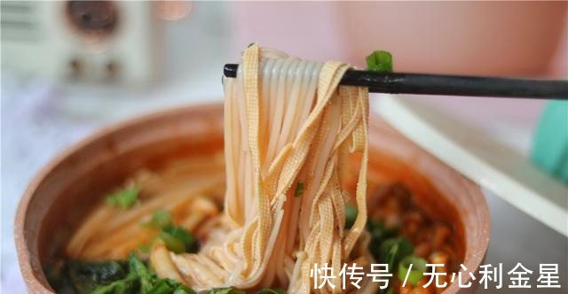 天气转冷,最爱这懒人饭,热乎乎一锅出,好吃又过瘾!