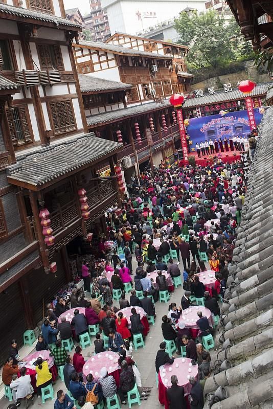 湖丝PK茅台，同拿巴拿马金奖，一个成牛股，一个村民盼搬迁