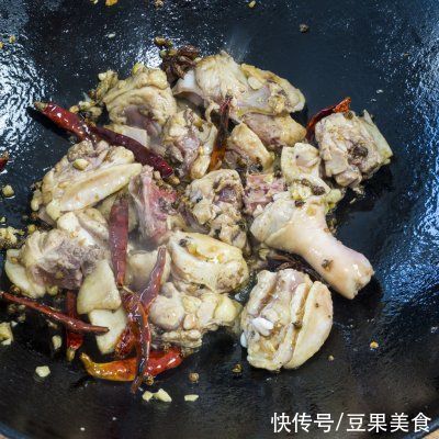  鸡肉|家常菜这么多，小鸡炖蘑菇一定不可错过