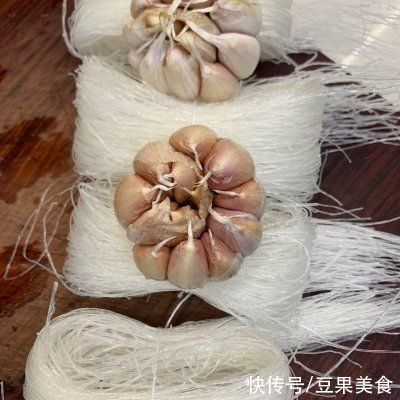 家常|人气家常下饭菜蒜蓉粉丝蒸丝瓜，一秒征服家人的胃