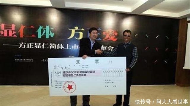 乞丐苦练10年粉笔字,字体被收购,如今成书法家,身价上千万