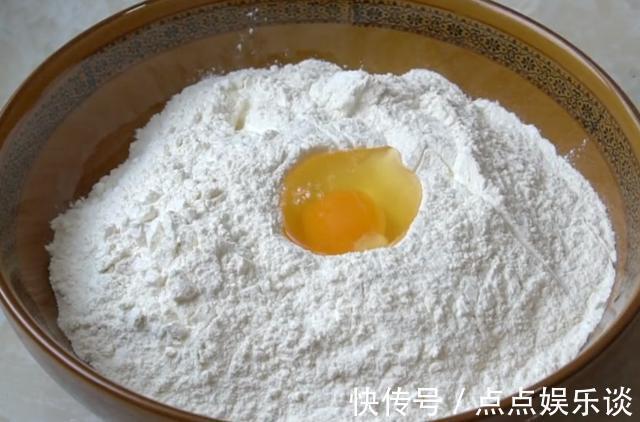 不会揉面也能做烙饼两根筷子就搞定,全程手不用沾面,柔软筋道