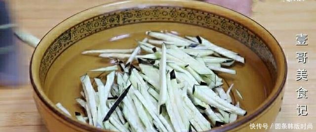 花椒粉|黄瓜里加1根茄子,这样做真是太香了,给肉都不换,营养又解馋