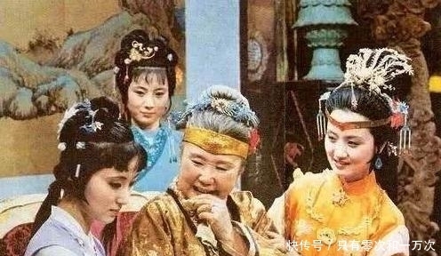 王熙凤和薛宝钗是表姐妹,两人为何不亲近,甚至连言语交流都少