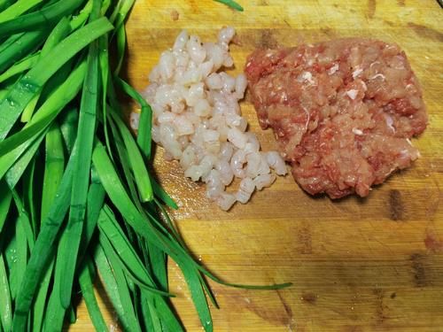 双肉馅饺子，皮薄馅大，咬一口满嘴鲜汁，不爱吃肉老妈吃美了