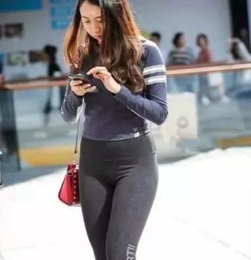 打底裤美女的魅力,曲线唯美,望尘莫及