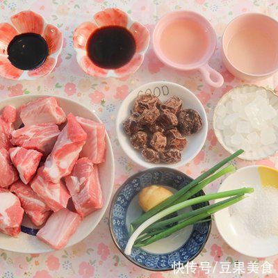 一上桌就被抢光的「话梅排骨」，酸甜可口，好吃到吮手指