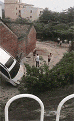 |搞笑GIF:大哥你这样拿蛋糕回去会不会被打