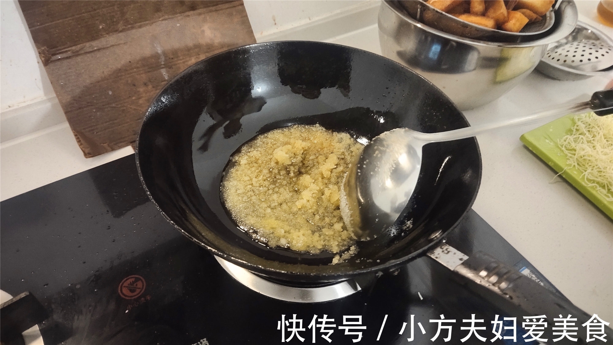 小方教你做家庭版拔丝馍,香甜可口金黄酥脆,咬上一口能爆汁!