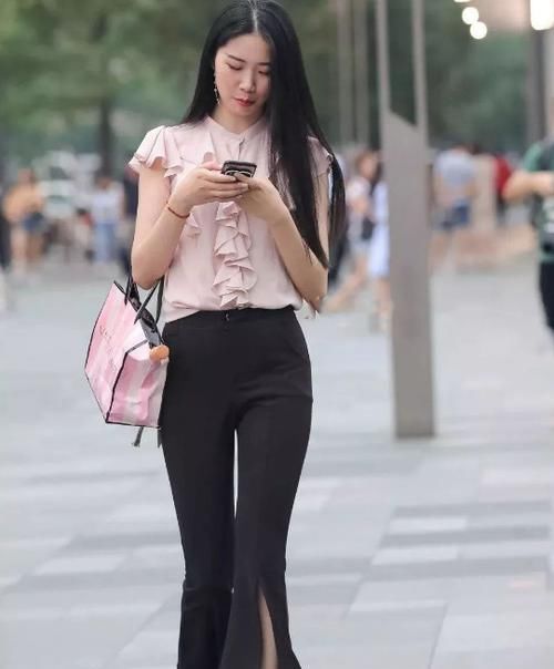 极品女神清新自然，时尚服装展示了她100分的美