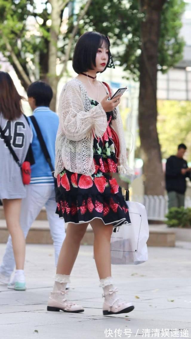 小姐姐|街拍：时尚大气的美女，清新柔美的裙子搭配，清新靓丽活力十足