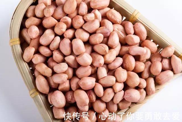 炒花生下锅之前加一步,炒出的花生又翠又香又好吃