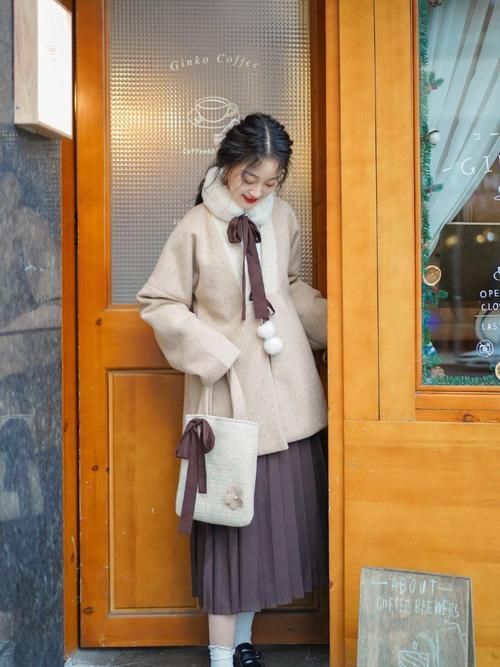 有种汉服叫“冬天第一杯奶茶”，不仅简约大方，还很日常