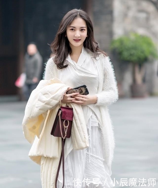 连体|路人街拍,黄色与白色的连体裤搭配优雅大方,看起来精美时尚