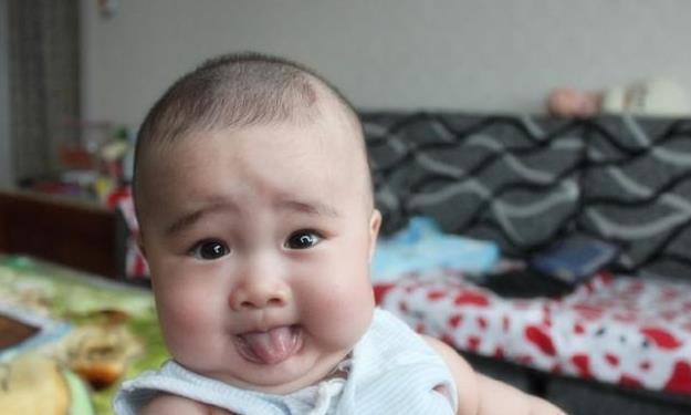 舌头|宝宝吐舌头,看起来可爱,可能却有这3个身体问题!宝妈要当心