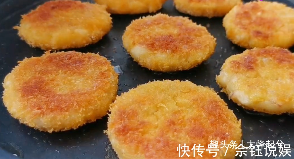 搅拌均匀|苹果加2个鸡蛋做法太香了，不油炸，一次做10个，出锅就光盘
