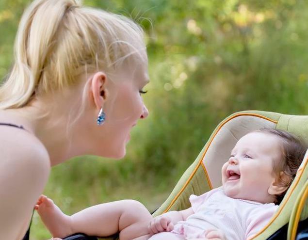 婴儿|双胞胎一个经常抱,一个经常躺,哪个发育更健康?有科学依据