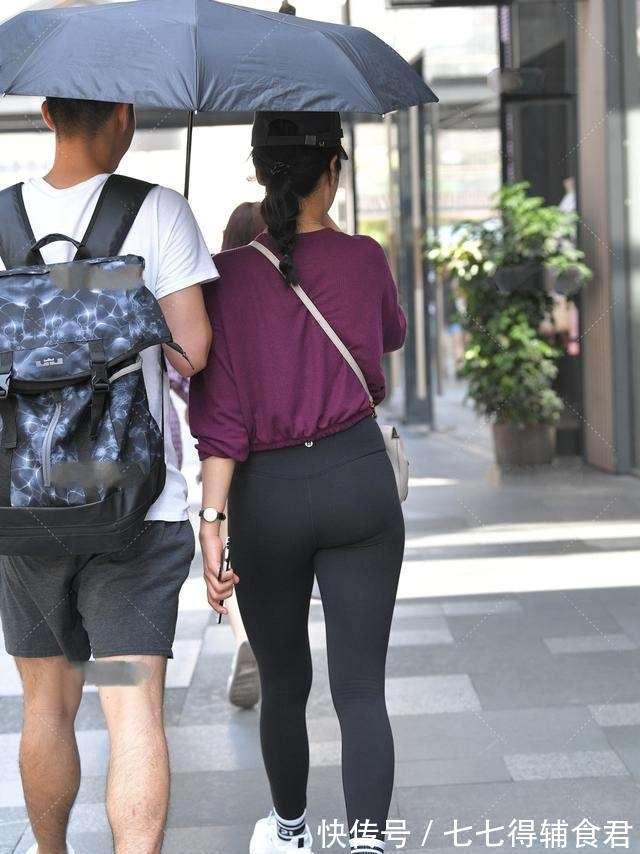 搭配 黑色百变长袖搭配黑色紧身打底裤,十分流行的穿搭,潇洒的感觉