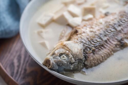 窍门|炖鱼汤时，只需掌握2窍门，炖出来颜色奶白，鲜美好喝还不腥
