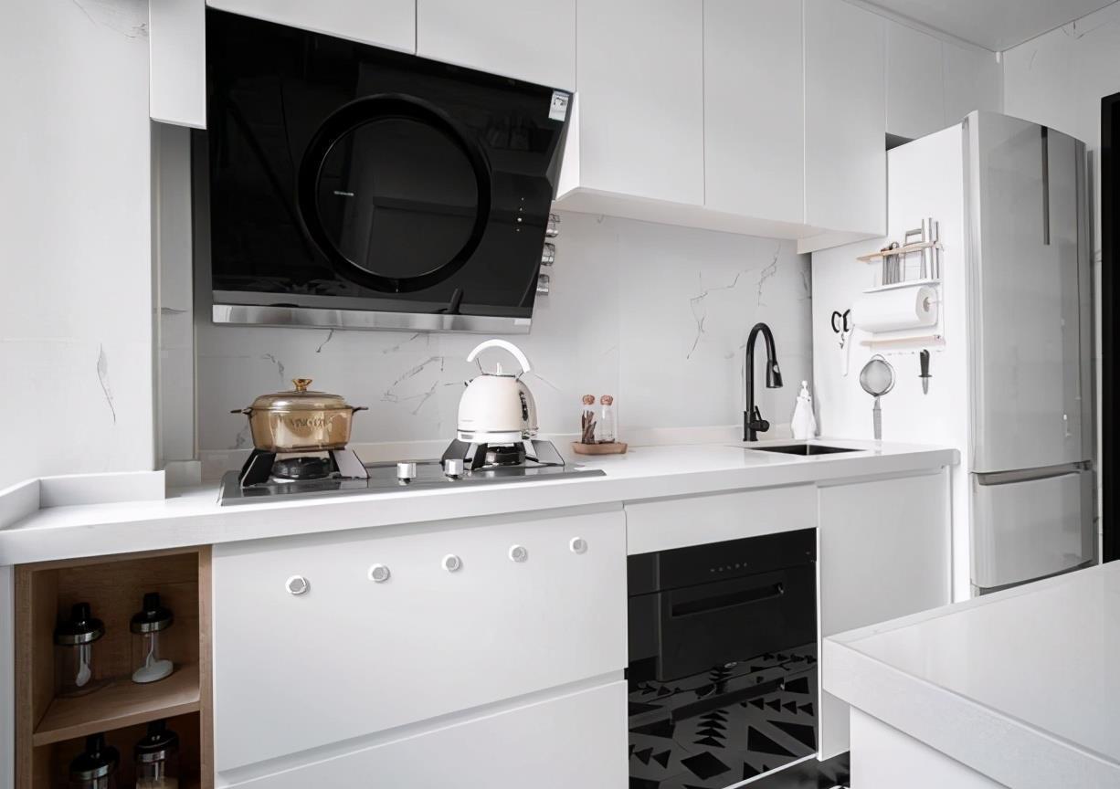 实木|邻居的小一居，每寸空间不放过，整面墙的餐边柜时尚大气，真实用