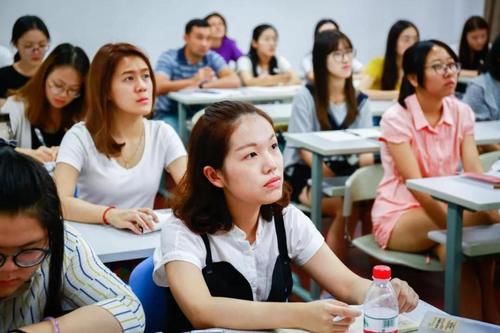 爸爸妈妈|培养一个大学生4年，需花13万是真的吗？大学生：感谢爸爸妈妈