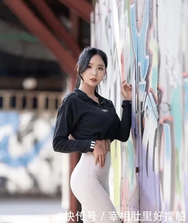 邻家娇柔女,青春自飞扬,纯白修身裤配个性小衣的温婉俊俏之美