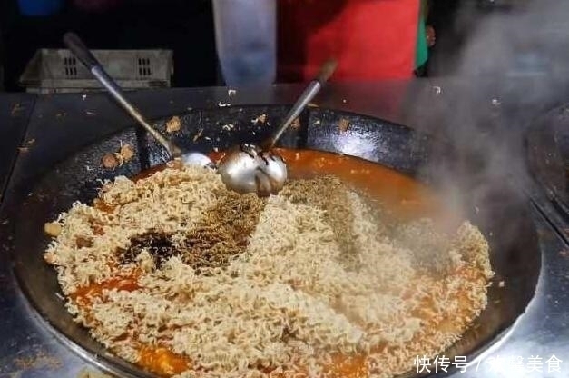 80后中年阿姨自创泡面,一天卖出四大锅,食客吃得直流鼻涕