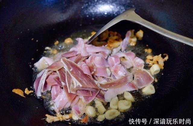 藜蒿炒腊肉|此菜不吃叶只吃梗,南方常见,就是有点贵,此时吃正当季