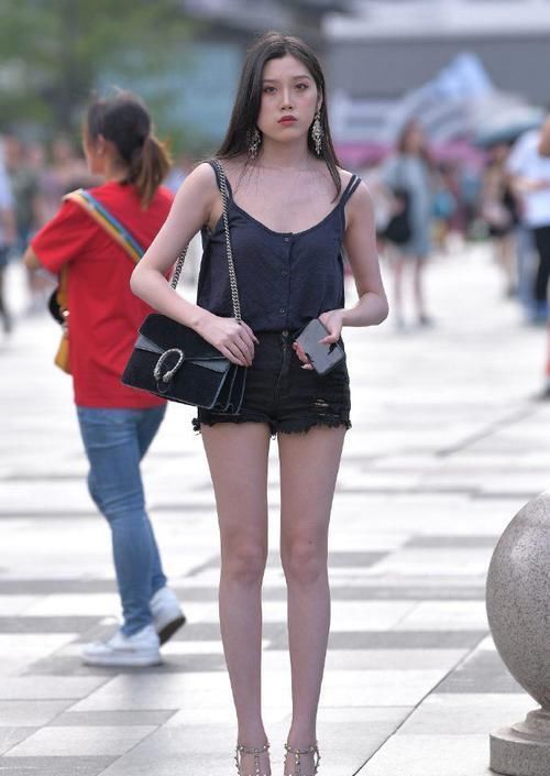 美女应该是人群中不热的一个,简单搭配以牛仔裤垫底