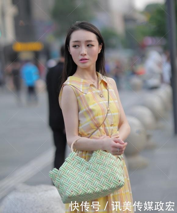 简约自然的连衣裙让你穿出年轻自信,呈现帅气街头风